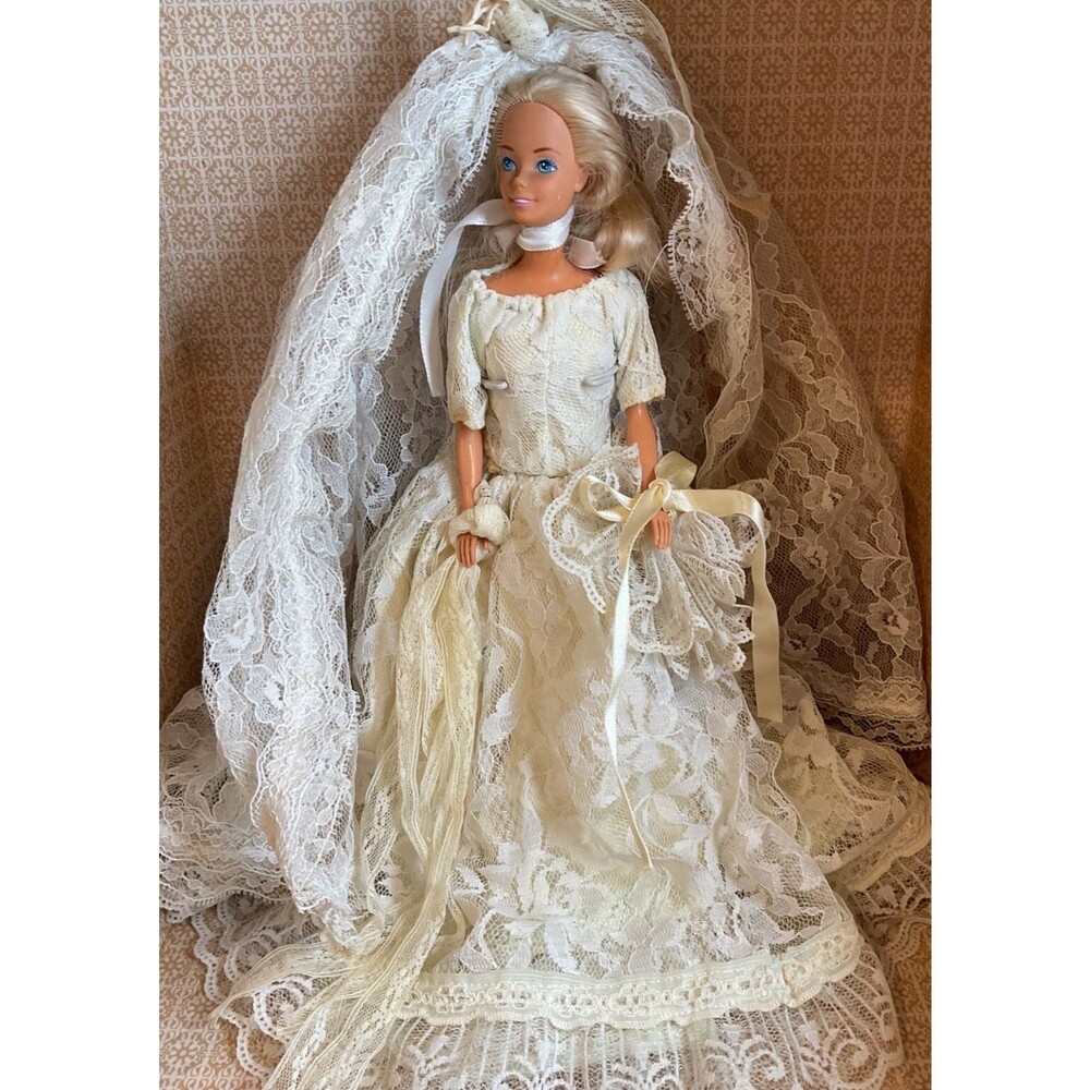 VTG 1966 Bride Barbie Doll in Wedding Gown Blonde Hair Blue Eyes 1966